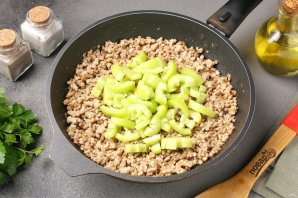 Булгур с фаршем, сладким перцем и сметаной