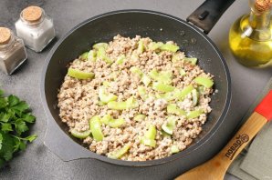 Булгур с фаршем, сладким перцем и сметаной