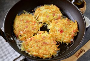 Драники с беконом и крабовыми палочками Драники с беконом и крабовыми палочками