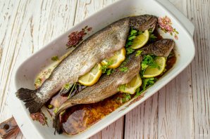 Форель с петрушкой в духовке Форель с петрушкой в духовке