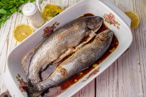 Форель с петрушкой в духовке Форель с петрушкой в духовке