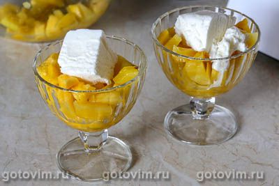 Фруктовый салат с мороженым