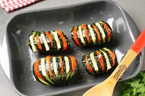 "Гармошки" из кабачков с помидорами и сыром