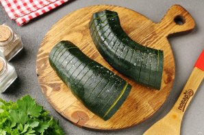 "Гармошки" из кабачков с помидорами и сыром