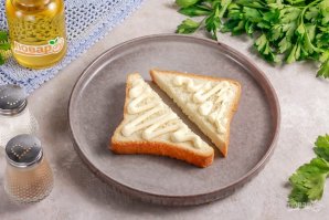 Горячие сэндвичи с колбасой и сыром на сковороде