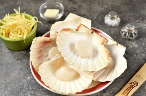 Гребешки в раковинах под сыром