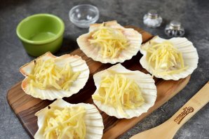 Гребешки в раковинах под сыром