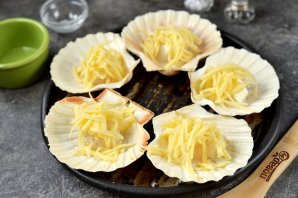 Гребешки в раковинах под сыром