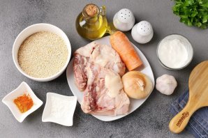 Ячневая каша с курицей в сметанном соусе