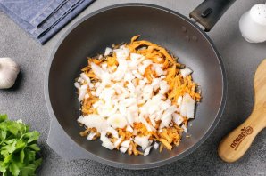 Ячневая каша с курицей в сметанном соусе