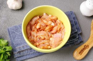 Ячневая каша с курицей в сметанном соусе