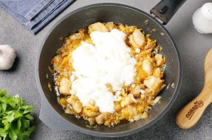 Ячневая каша с курицей в сметанном соусе