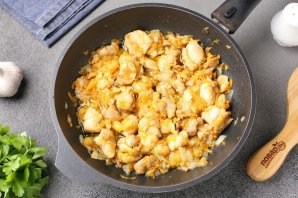 Ячневая каша с курицей в сметанном соусе