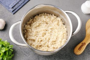 Ячневая каша с курицей в сметанном соусе