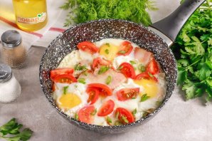 Яичница с беконом и томатами