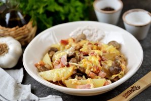 Картофель запеченный с ветчиной и шампиньонами Картофель запеченный с ветчиной и шампиньонами