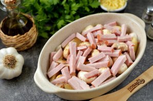 Картофель запеченный с ветчиной и шампиньонами Картофель запеченный с ветчиной и шампиньонами