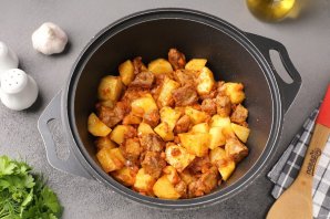 Картошка тушёная со свининой и фасолью