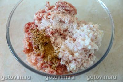 Котлеты из свинины с курицей, запеченные в овощном соусе