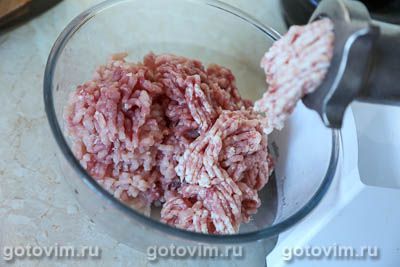 Котлеты из свинины с курицей, запеченные в овощном соусе