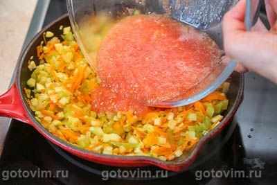 Котлеты из свинины с курицей, запеченные в овощном соусе