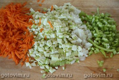 Котлеты из свинины с курицей, запеченные в овощном соусе