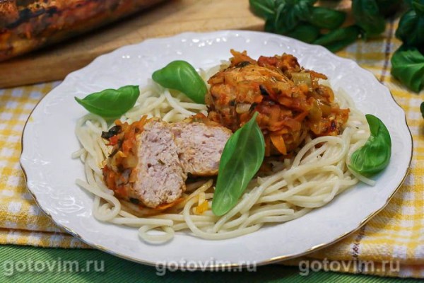 Котлеты из свинины с курицей, запеченные в овощном соусе