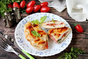 Курица с базиликом и помидорами