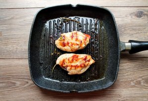 Курица с базиликом и помидорами