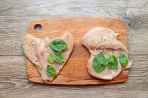 Курица с базиликом и помидорами