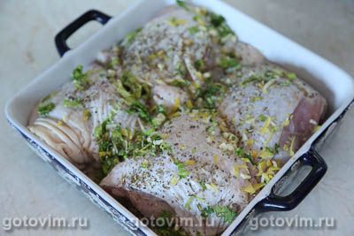 Куриные бедра с лимоном, орегано и базиликом по-гречески