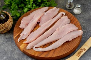 Куриные рулетики с плавленым сыром в беконе Куриные рулетики с плавленым сыром в беконе