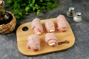 Куриные рулетики с плавленым сыром в беконе Куриные рулетики с плавленым сыром в беконе