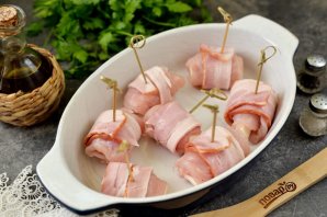 Куриные рулетики с плавленым сыром в беконе Куриные рулетики с плавленым сыром в беконе