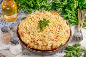 Ленивый пирог из лаваша с сыром и колбасой на сковороде