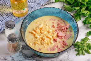 Ленивый пирог из лаваша с сыром и колбасой на сковороде