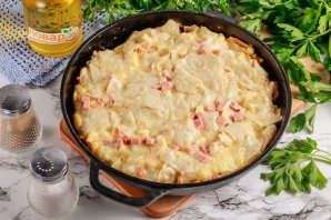 Ленивый пирог из лаваша с сыром и колбасой на сковороде