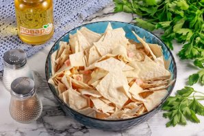 Ленивый пирог из лаваша с сыром и колбасой на сковороде