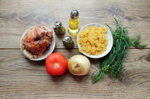 Макароны с тушенкой, помидорами и луком