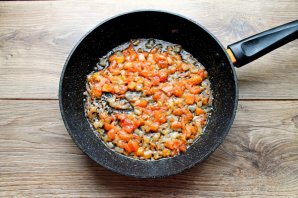 Макароны с тушенкой, помидорами и луком