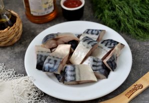 Маринованная скумбрия с луком и томатной пастой Маринованная скумбрия с луком и томатной пастой