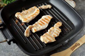 Овощной салат с курицей и фасолью