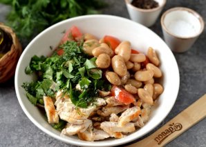 Овощной салат с курицей и фасолью