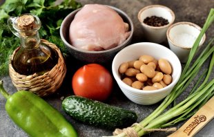 Овощной салат с курицей и фасолью