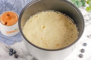 Пирог с голубикой в мультиварке