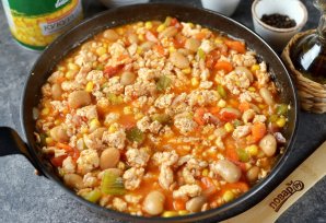 Рагу с фаршем, кукурузой и фасолью