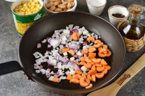 Рагу с фаршем, кукурузой и фасолью