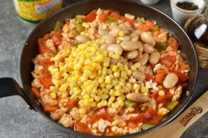 Рагу с фаршем, кукурузой и фасолью