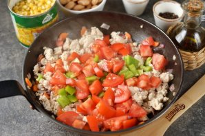 Рагу с фаршем, кукурузой и фасолью