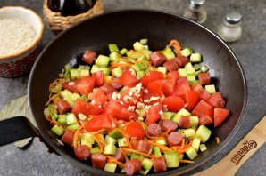 Рис с колбасками и овощами